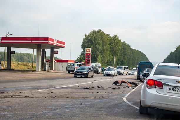 Grúa asistiendo a un taxi después de un incidente