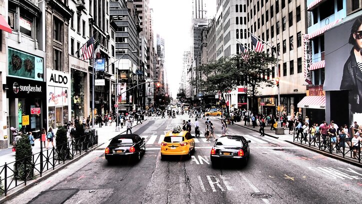 Conductor de taxi usando una app en su smartphone