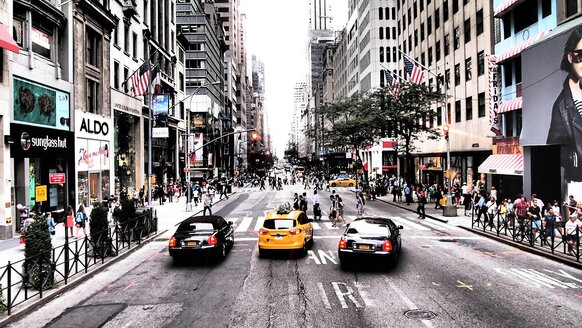 Conductor de taxi usando una app en su smartphone