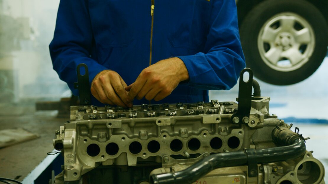 Mecánico revisando el motor de un taxi en un taller